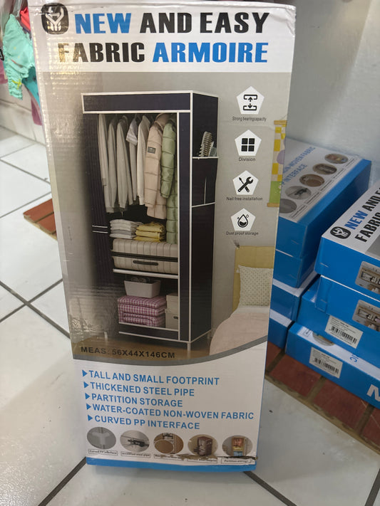 Clóset con cubre polvo